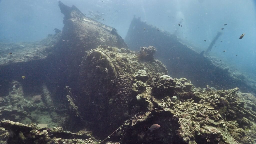 Diving in USAT Liberty wreck in Tulamben